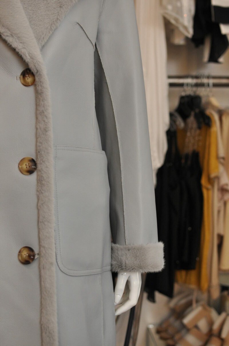Abrigo largo reversible tipo piel y faux fur gris - Image 3