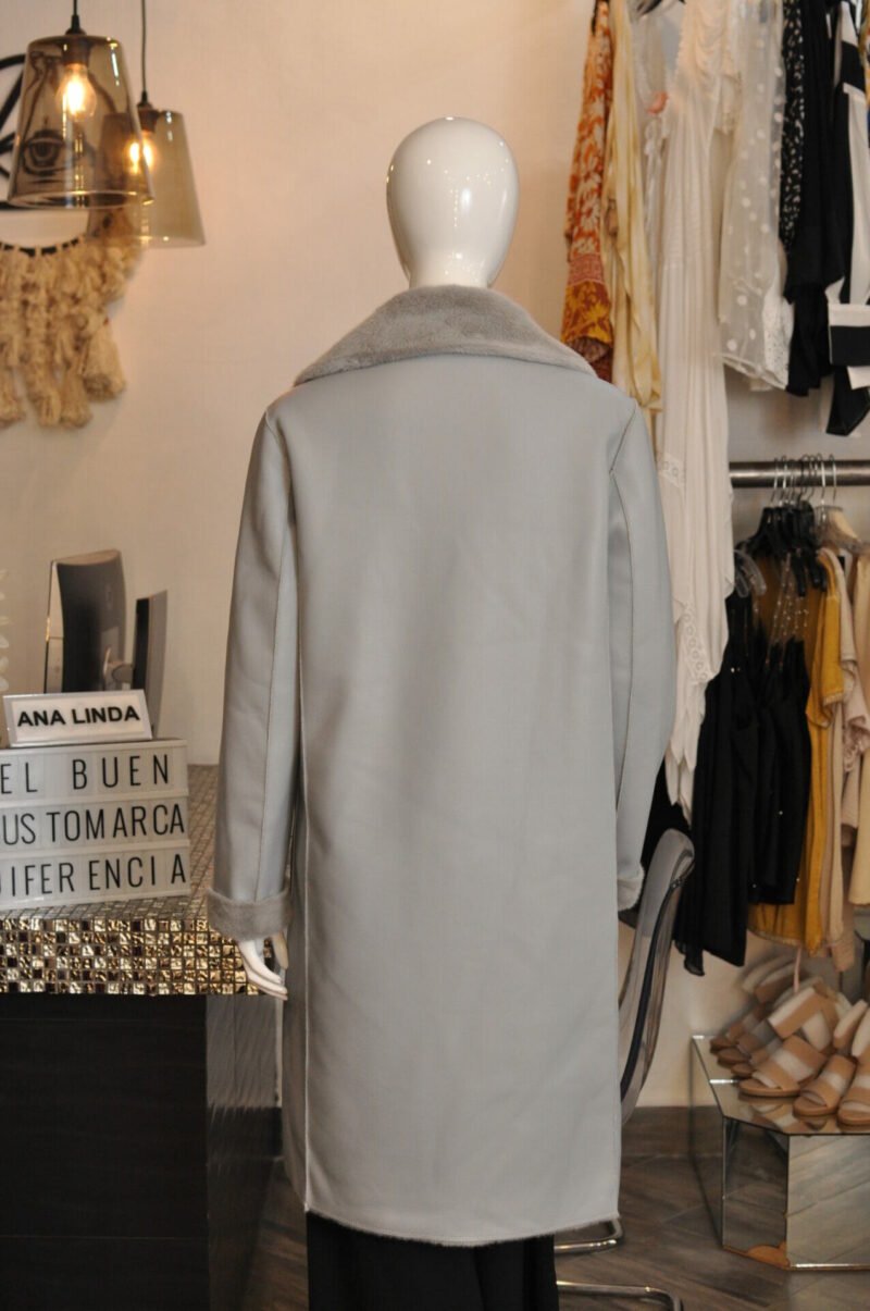 Abrigo largo reversible tipo piel y faux fur gris - Image 4