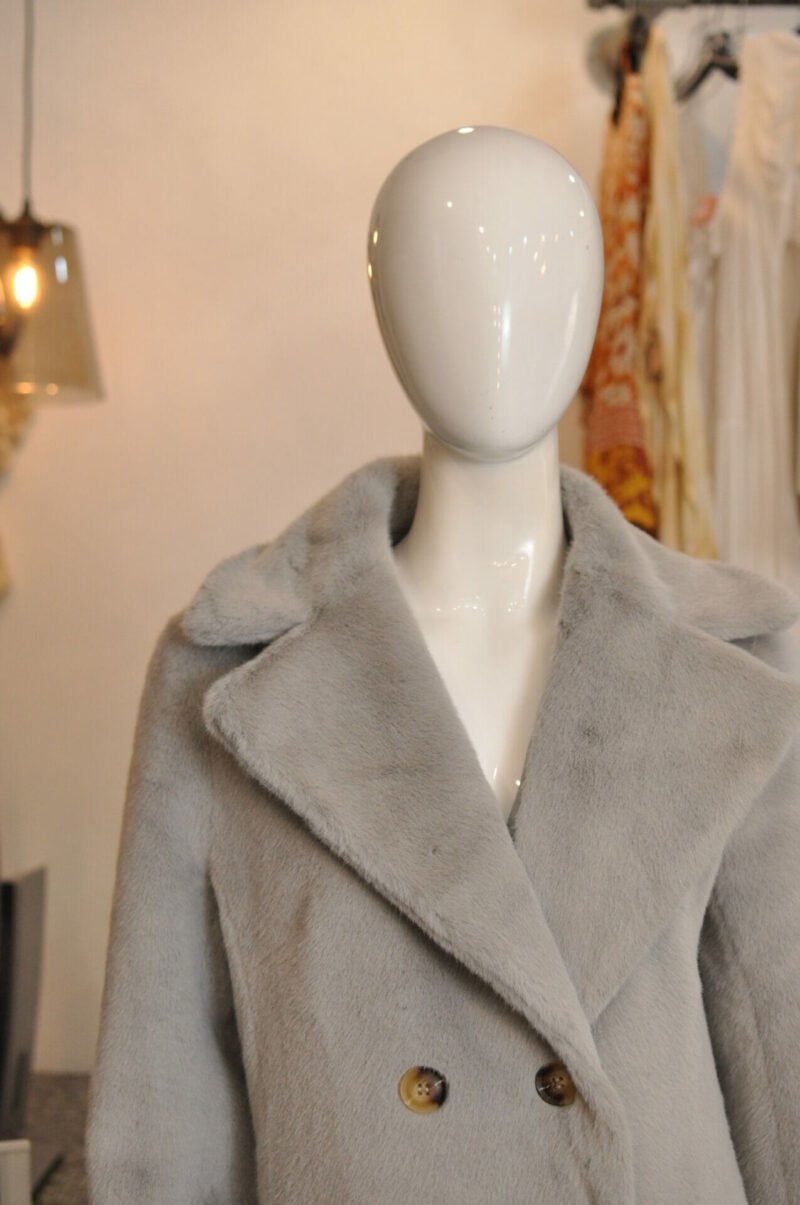 Abrigo largo reversible tipo piel y faux fur gris - Image 6