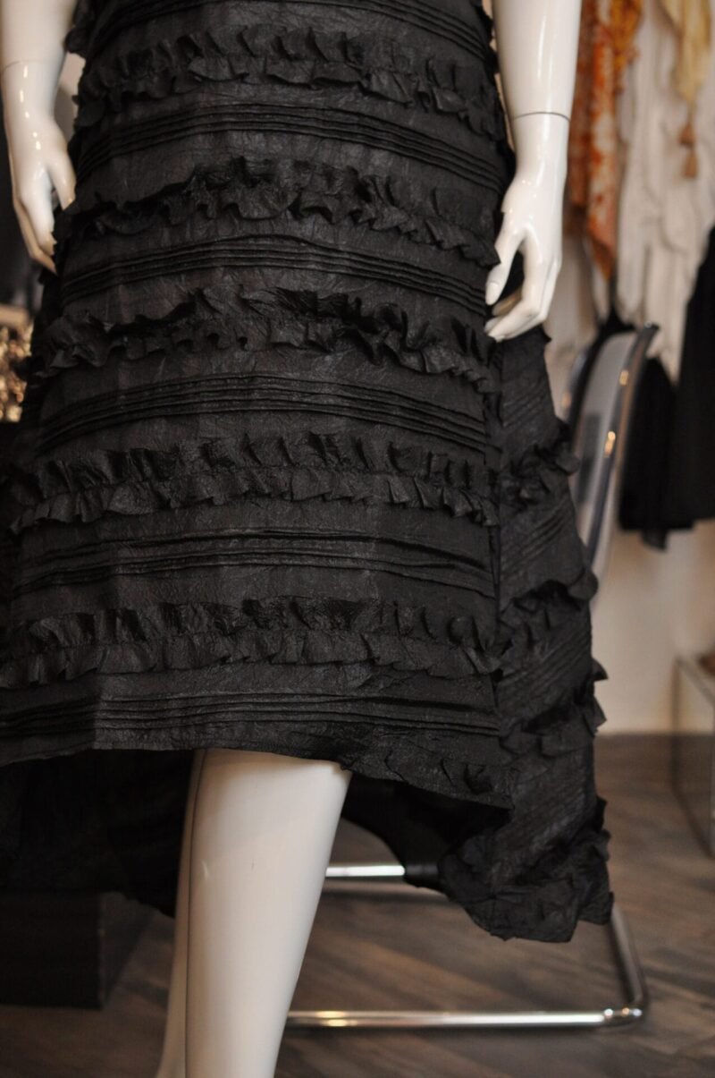 Vestido media pierna negro hombros descubiertos - Image 3