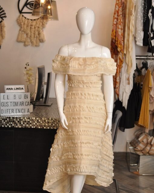 Vestido media pierna beige hombros descubiertos
