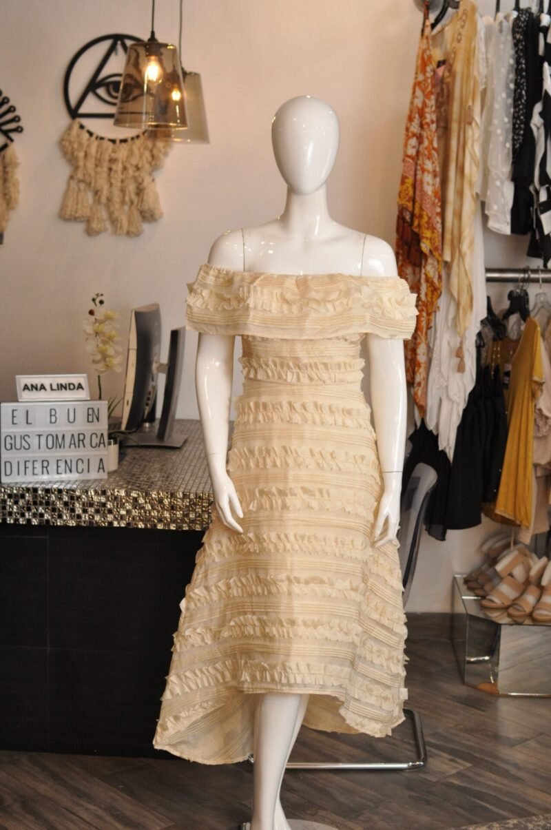 Vestido media pierna beige hombros descubiertos