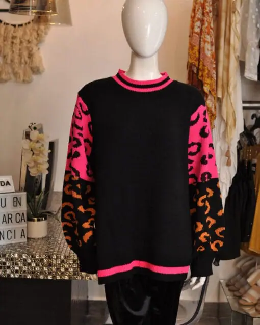 Sueter negro con mangas estampadas