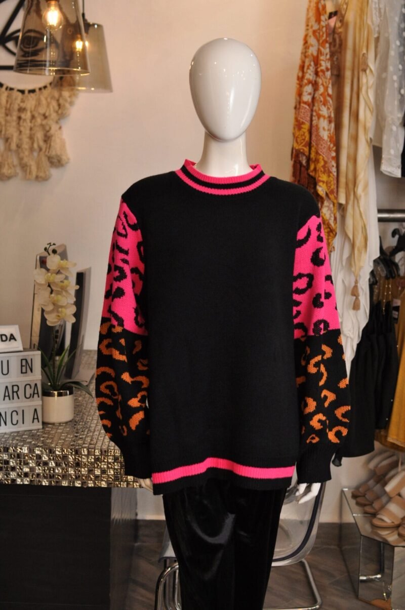 Sueter negro con mangas estampadas