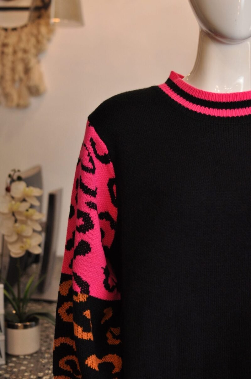Sueter negro con mangas estampadas - Image 2