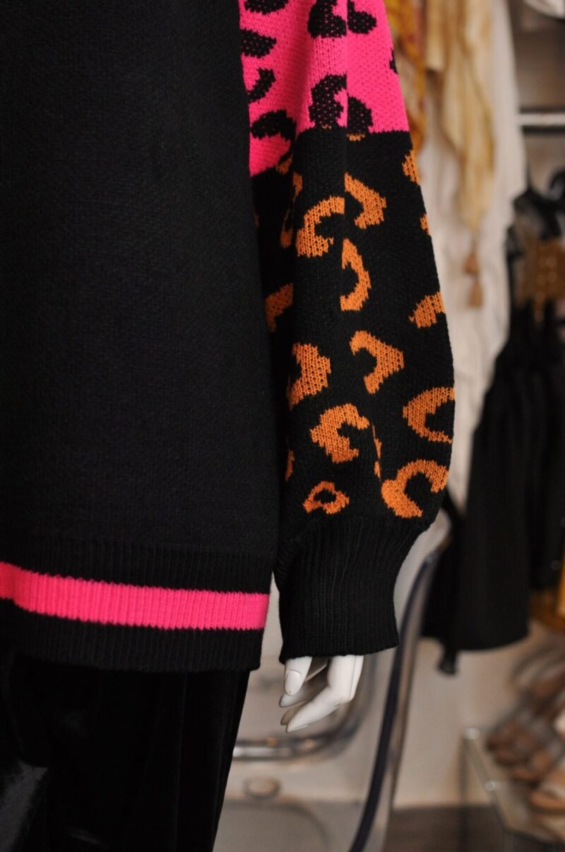 Sueter negro con mangas estampadas - Image 3