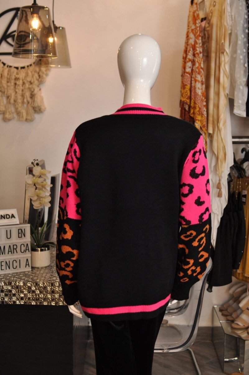 Sueter negro con mangas estampadas - Image 4
