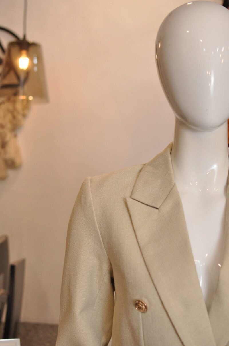 Saco botones dorados beige tipo lino - Image 2