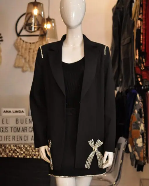 Set saco con falda negro con detalles de piedra