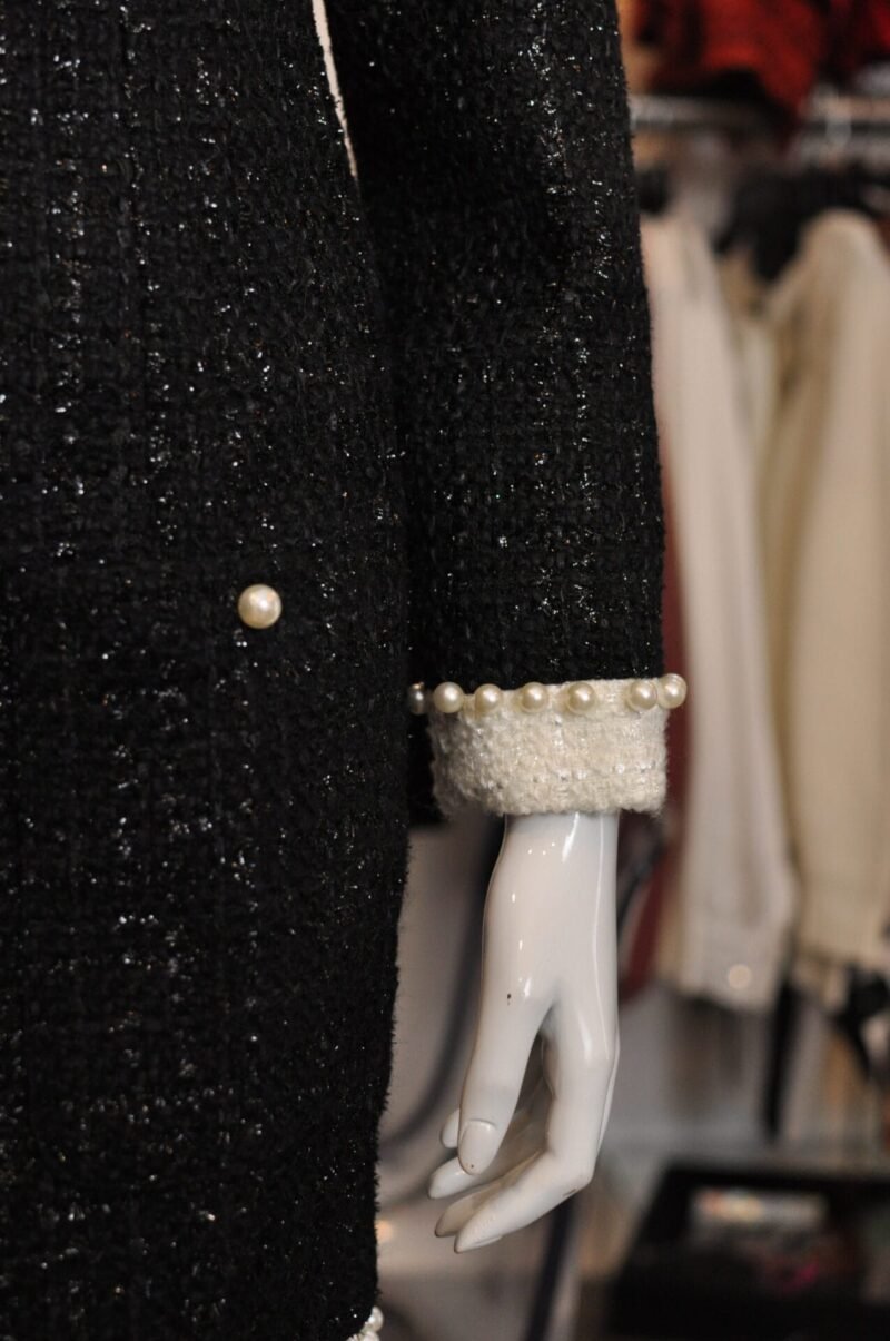 Set con flor negro con beige - Image 4