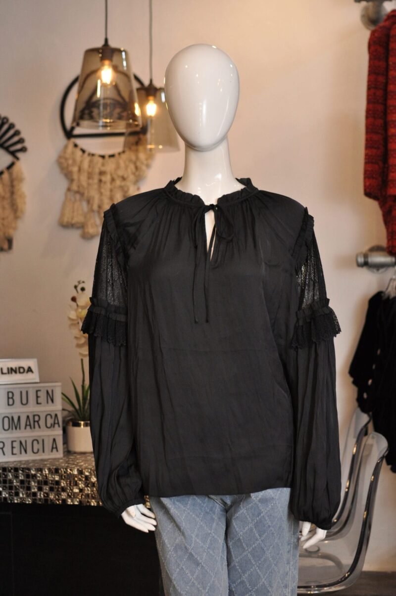 Blusa lisa negra manga larga con detalle de encaje en manga