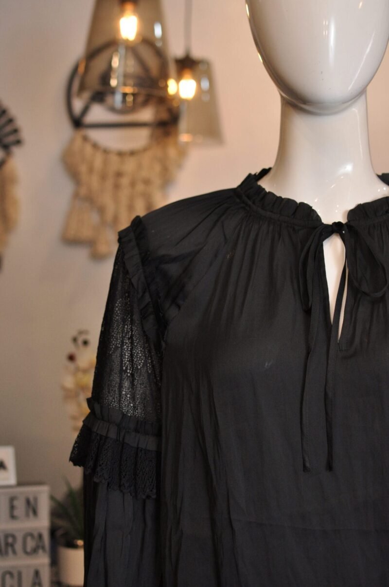 Blusa lisa negra manga larga con detalle de encaje en manga - Image 2