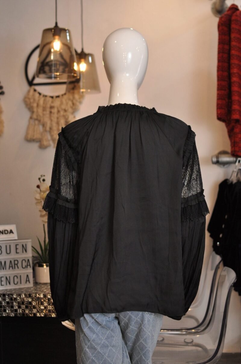 Blusa lisa negra manga larga con detalle de encaje en manga - Image 3