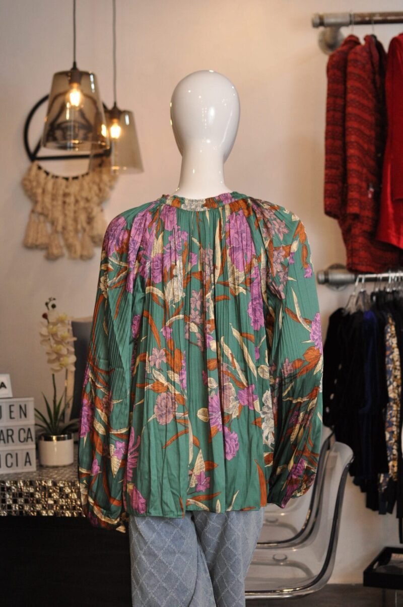 Blusa verde con estampado de flores - Image 3
