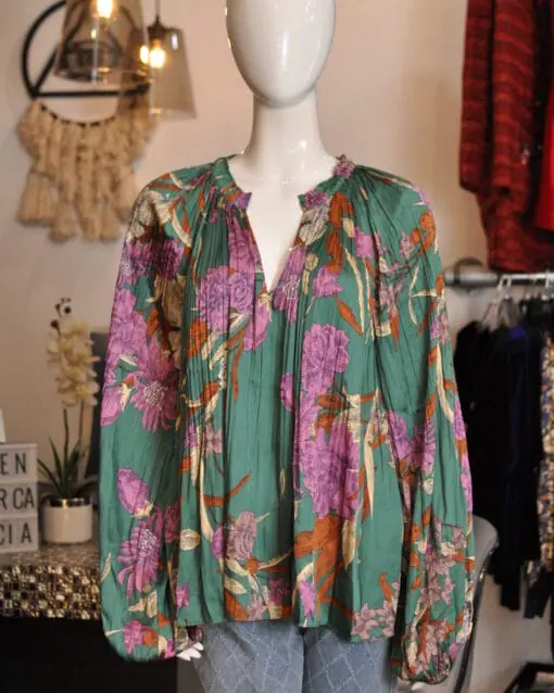 Blusa verde con estampado de flores