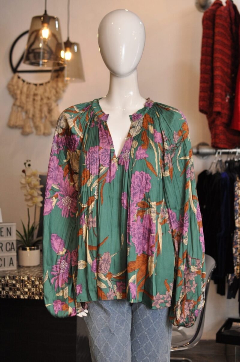 Blusa verde con estampado de flores