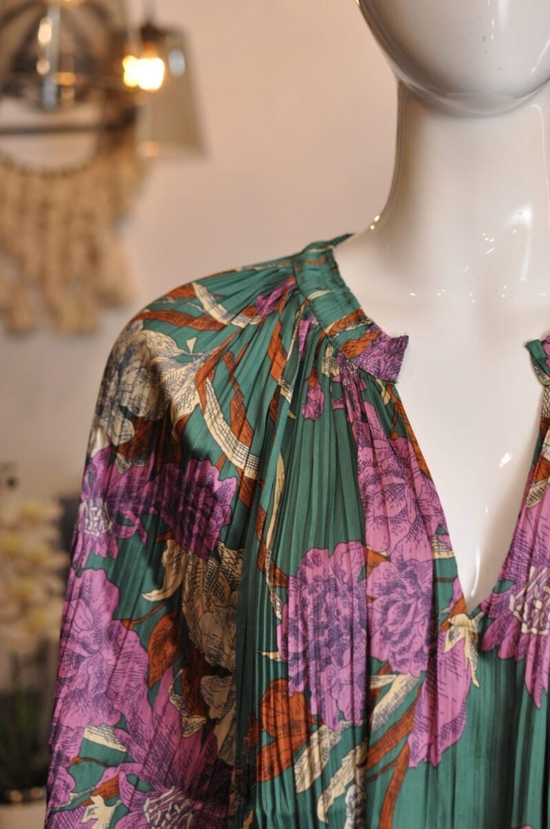 Blusa verde con estampado de flores - Image 2