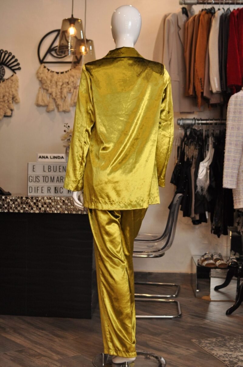 Pantalon velvet amarillo - Image 2