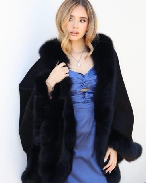 Capa negra de cashmere y zorro