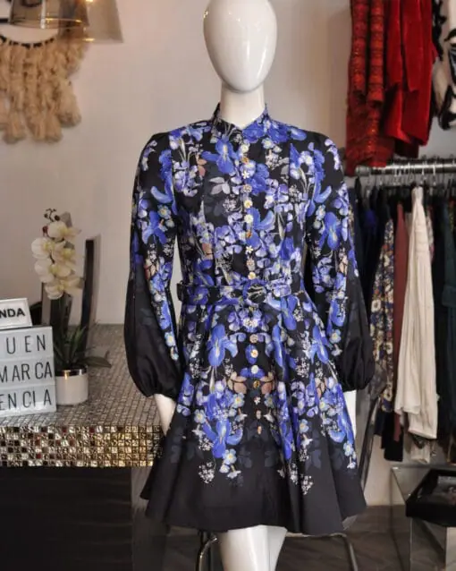 Vestido corto con flores azules