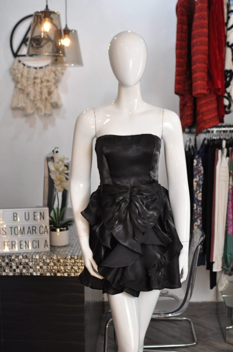 Vestido corto strapless con detalles de olanes negro