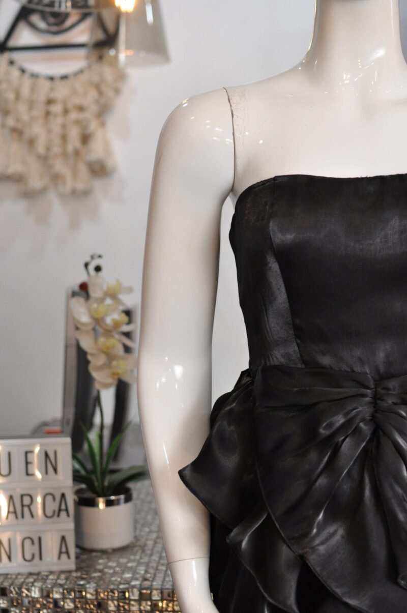 Vestido corto strapless con detalles de olanes negro - Image 2