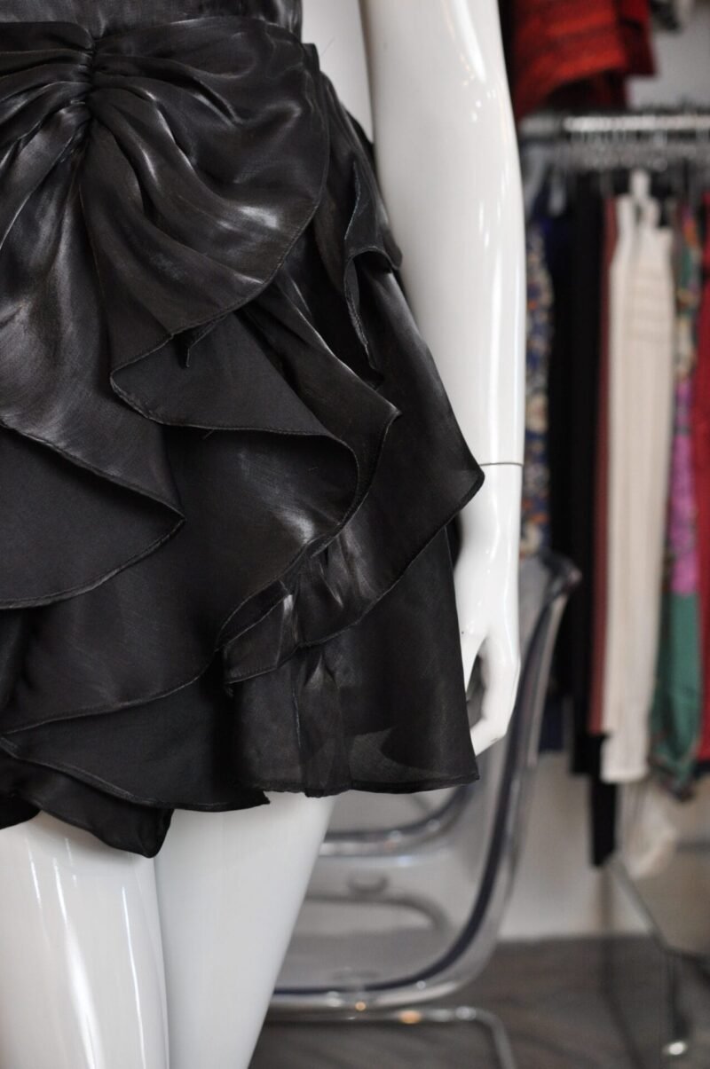 Vestido corto strapless con detalles de olanes negro - Image 3
