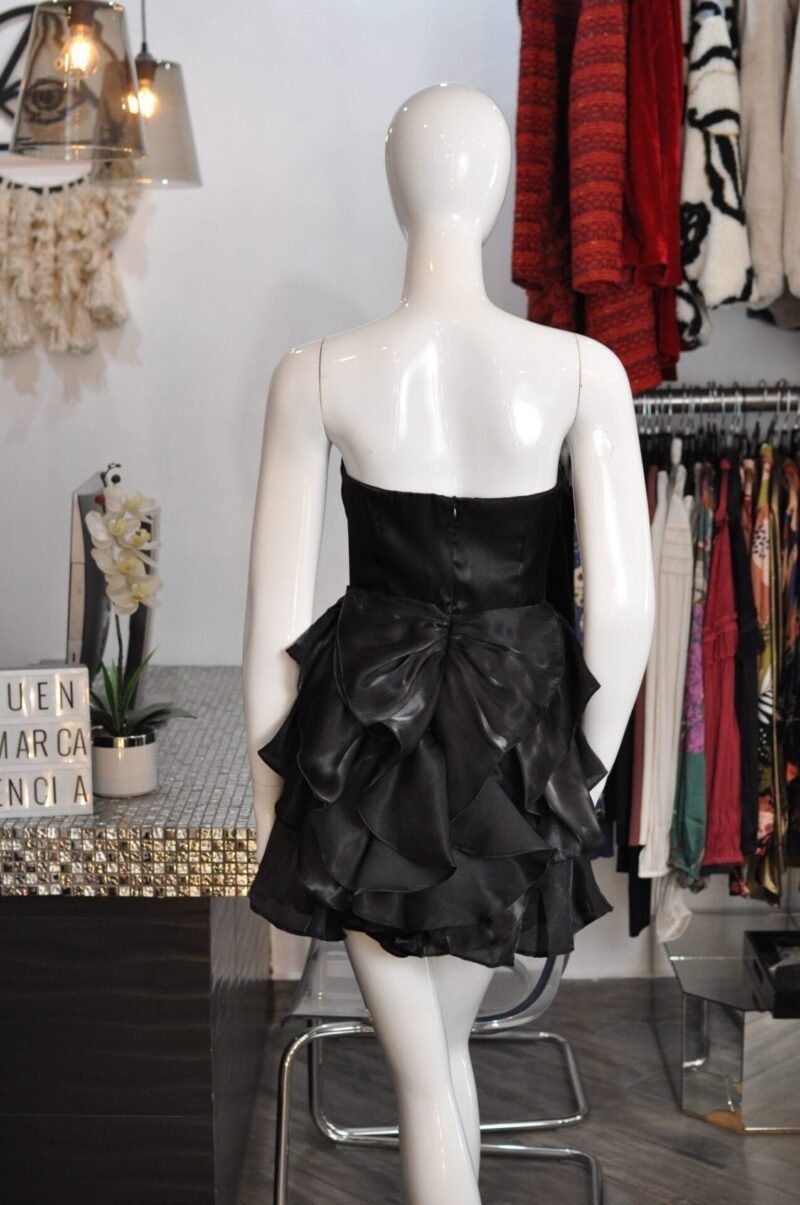 Vestido corto strapless con detalles de olanes negro - Image 4