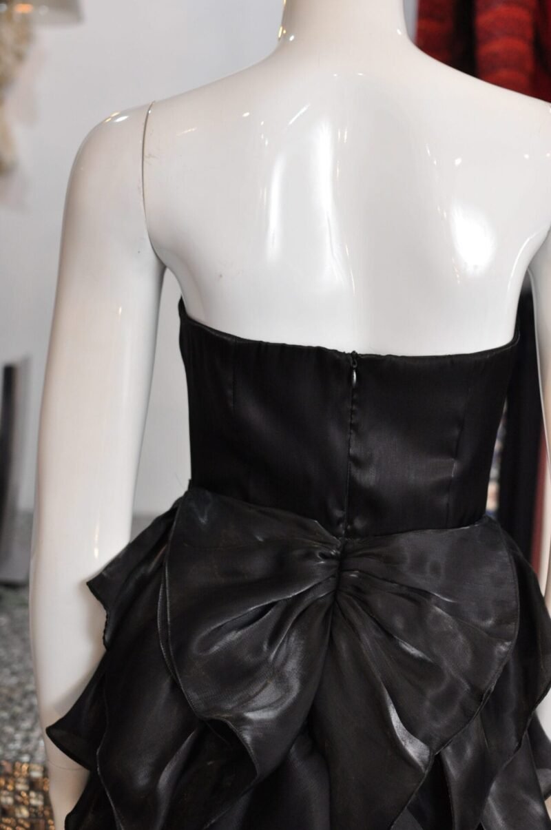 Vestido corto strapless con detalles de olanes negro - Image 5