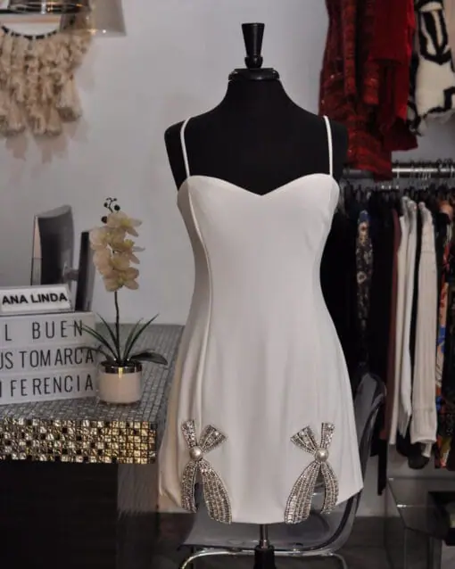 Vestido corto blanco con detalle de moño plateado