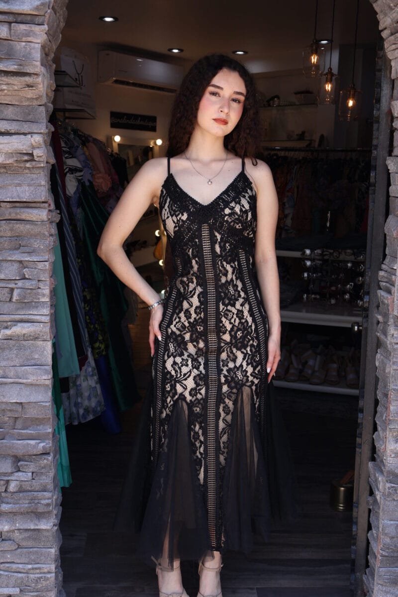 Vestido media pierna encaje negro - Image 4