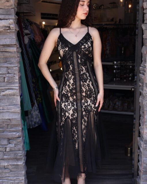 Vestido media pierna encaje negro