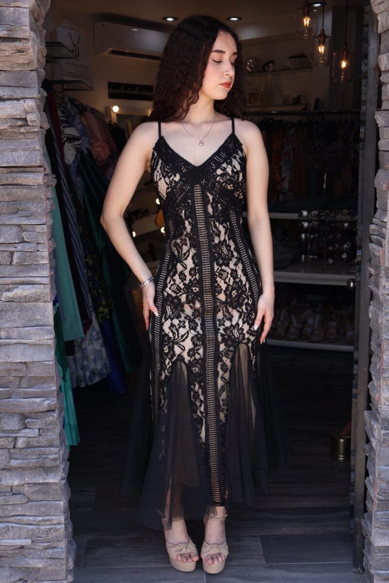 Vestido media pierna encaje negro