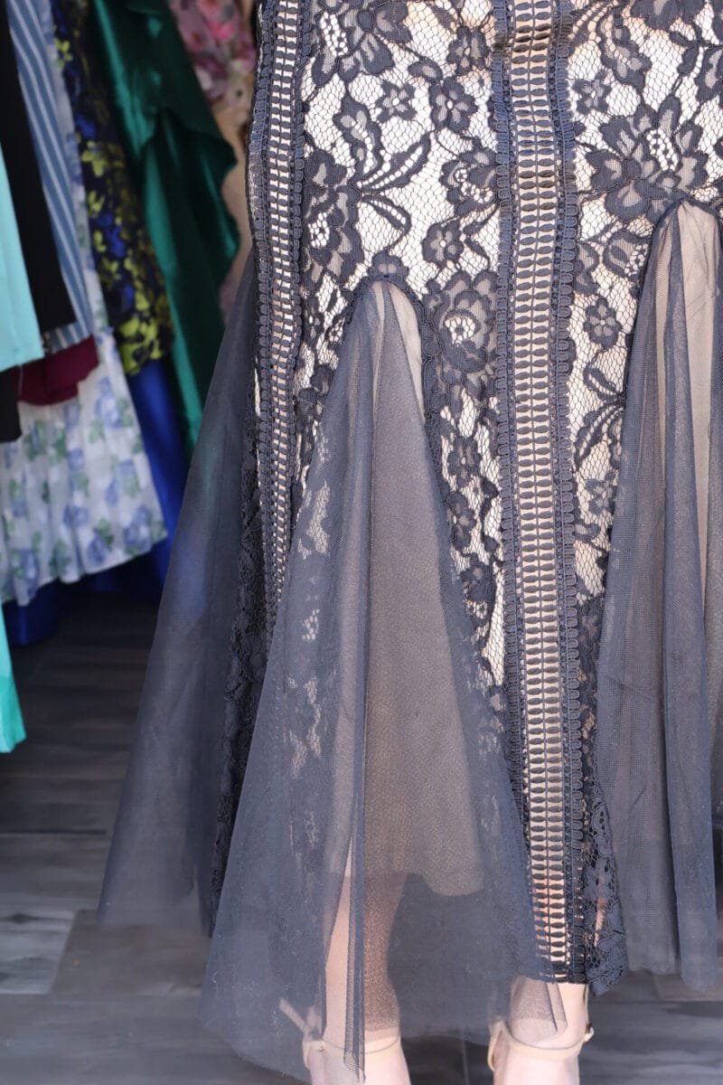 Vestido media pierna encaje negro - Image 6