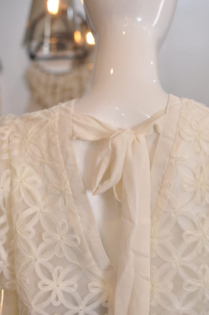 Blusa beige con flores - Image 4