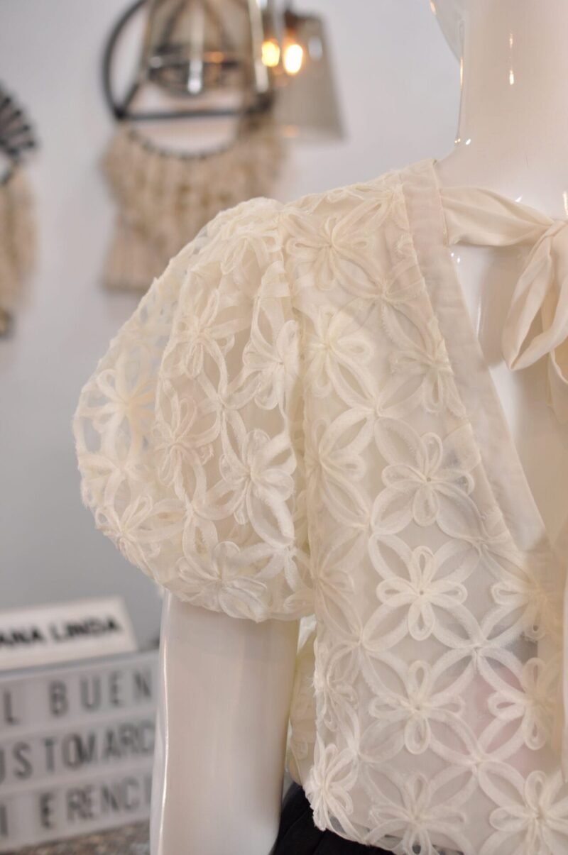 Blusa beige con flores - Image 3