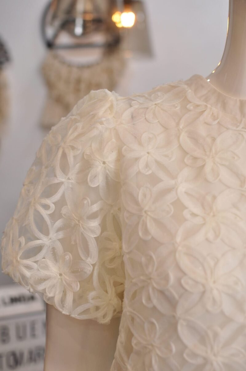 Blusa beige con flores - Image 2