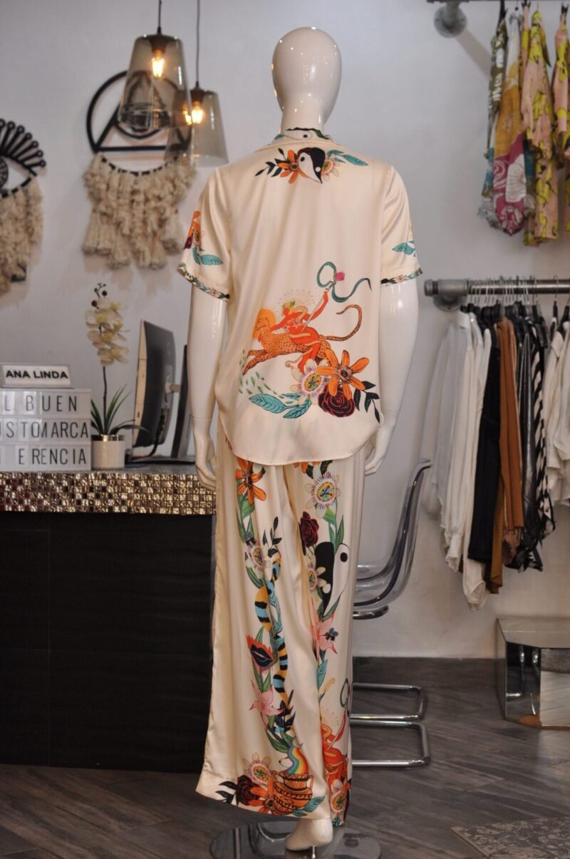 Set estampado beige camisa y pantalon - Image 4