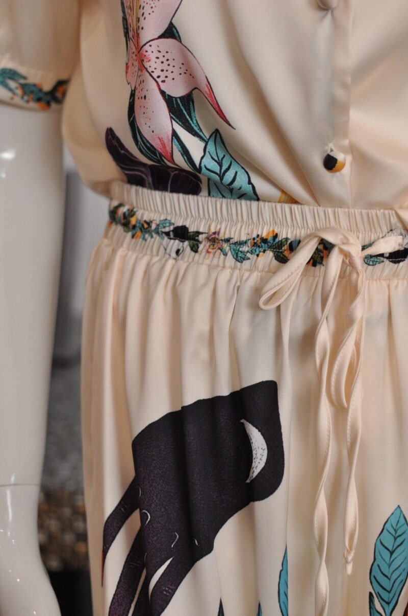 Set estampado beige camisa y pantalon - Image 3