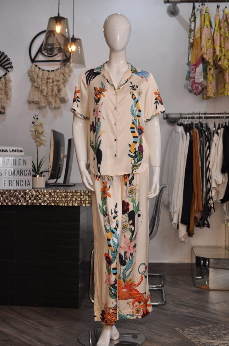 Set estampado beige camisa y pantalon