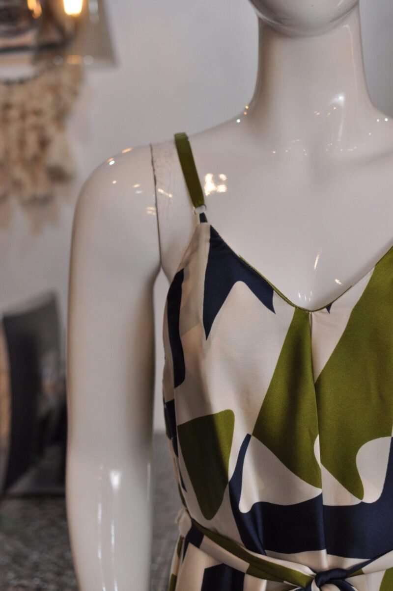Vestido media pierna con estampado verde azul y beige - Image 2