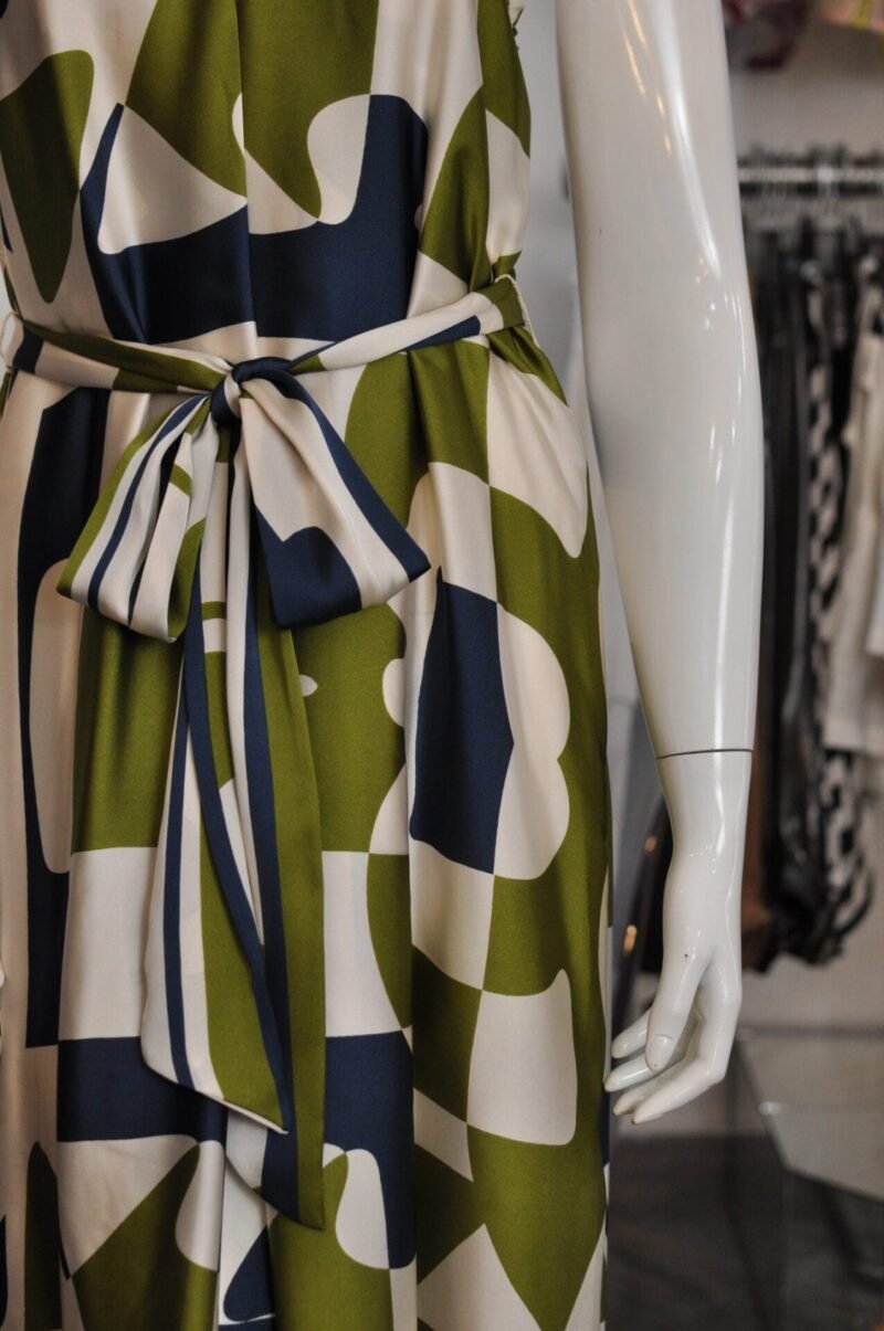 Vestido media pierna con estampado verde azul y beige - Image 3