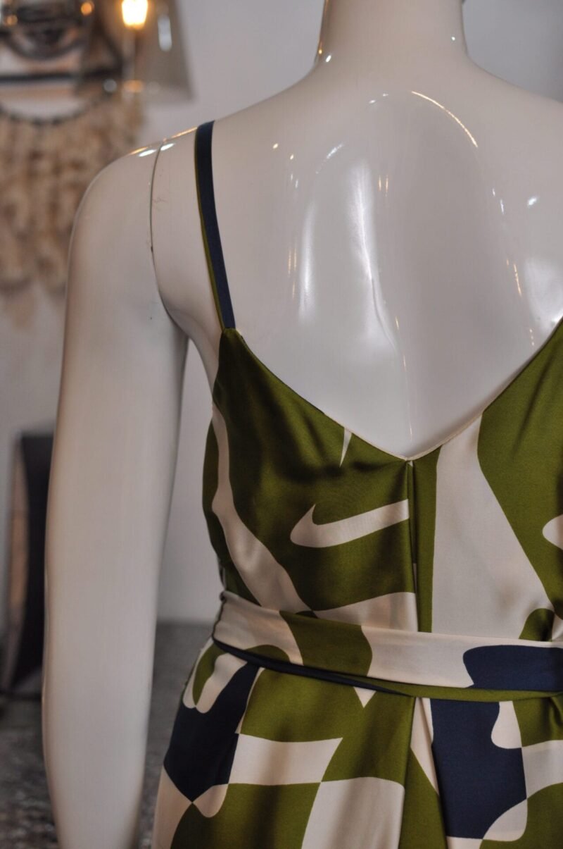 Vestido media pierna con estampado verde azul y beige - Image 5