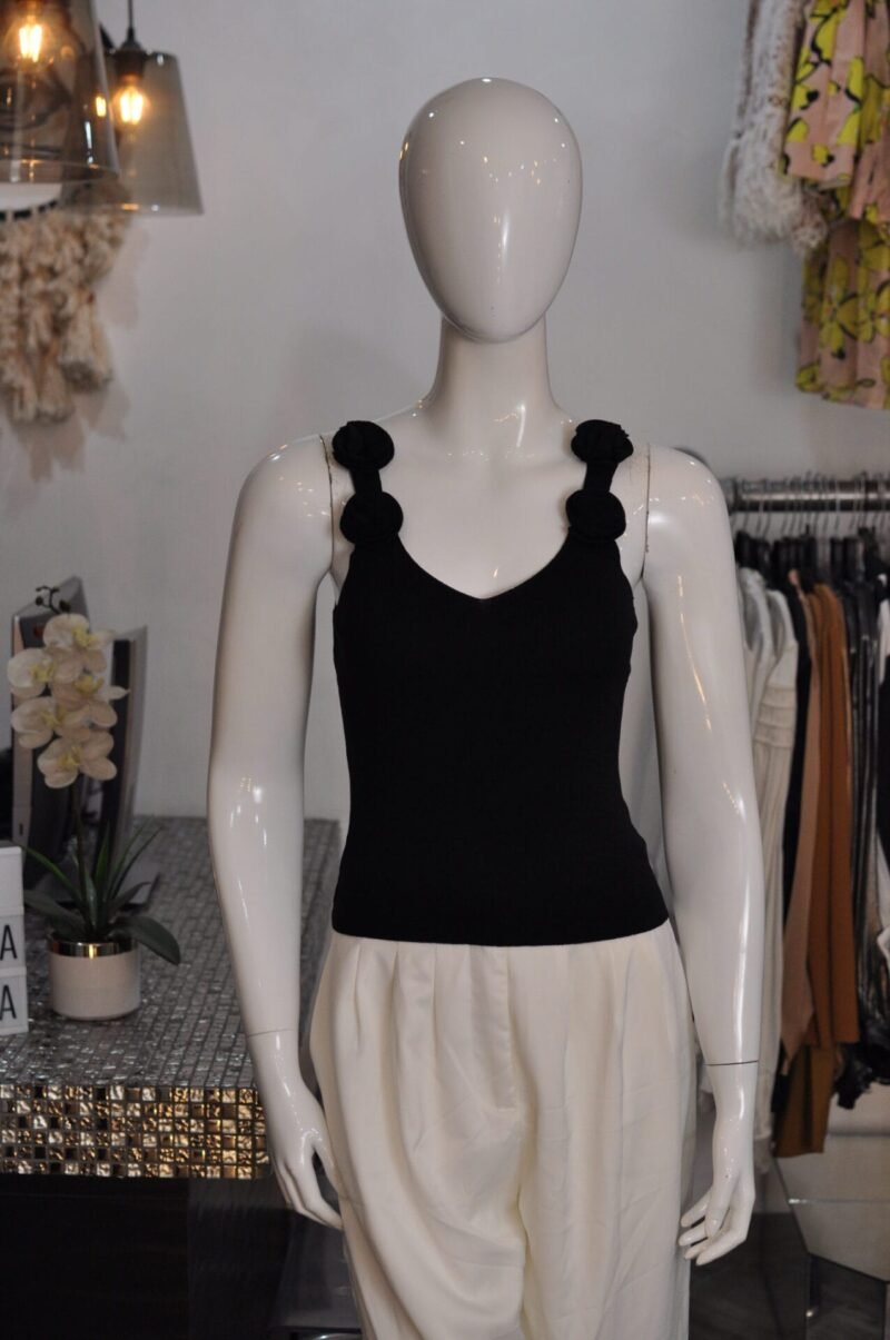 Blusa lisa con detalle en tirante negra