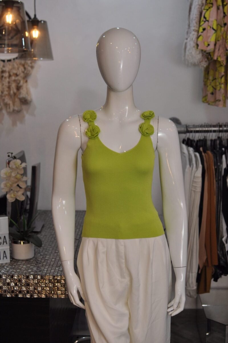 Blusa lisa con detalle en tirante verde