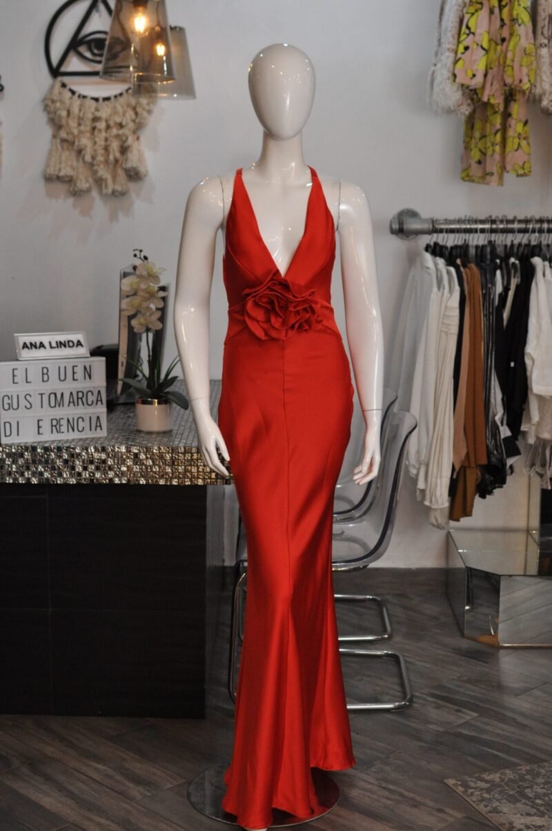 Vestido largo liso rojo con detalle de flor