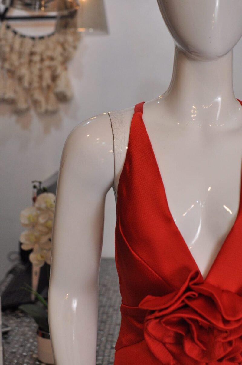 Vestido largo liso rojo con detalle de flor - Image 3