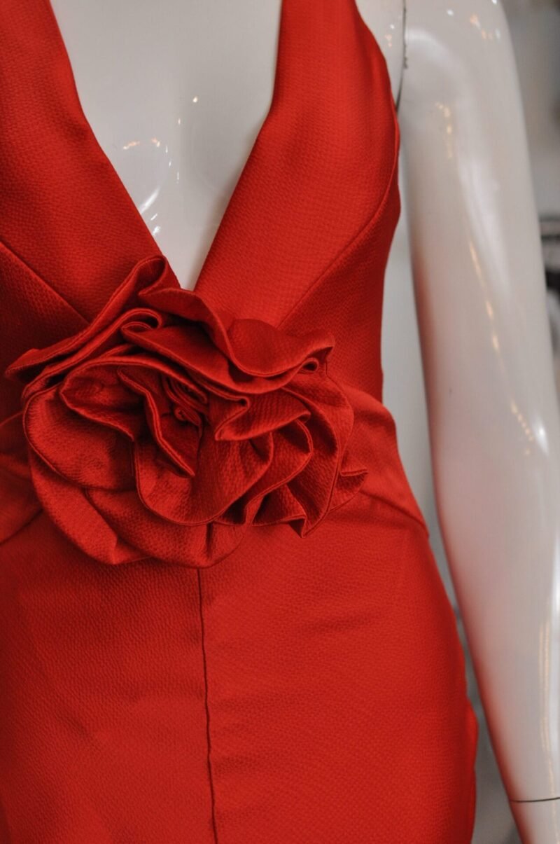 Vestido largo liso rojo con detalle de flor - Image 4