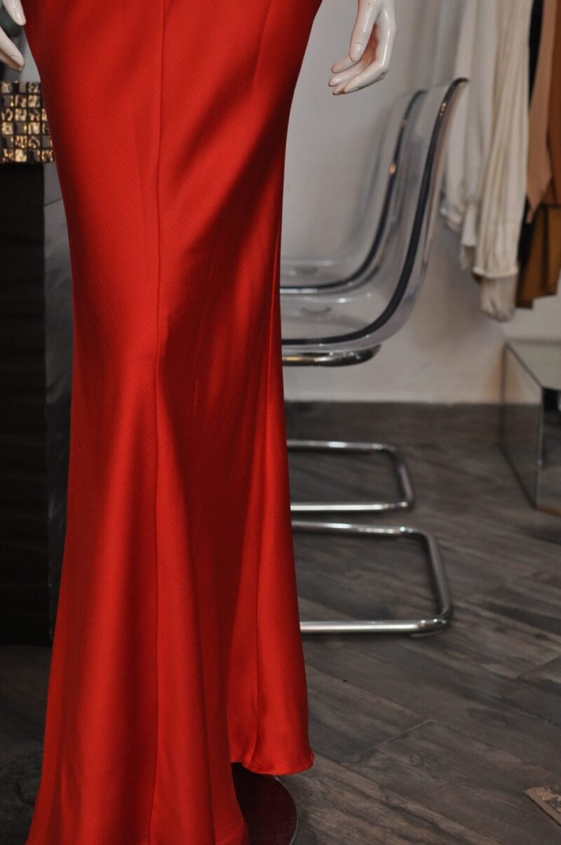 Vestido largo liso rojo con detalle de flor - Image 5