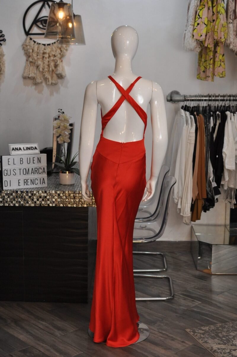 Vestido largo liso rojo con detalle de flor - Image 6